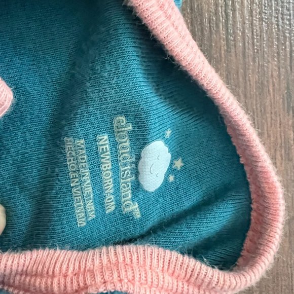 Newborn bundle - pajamas, long sleeved onesies, short sleeved onesie - Picture 3 of 5